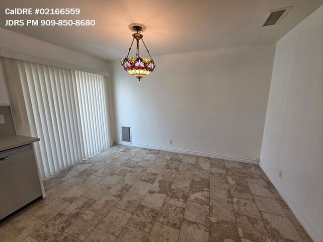 Building Photo - Ontario 3 Bedroom Home