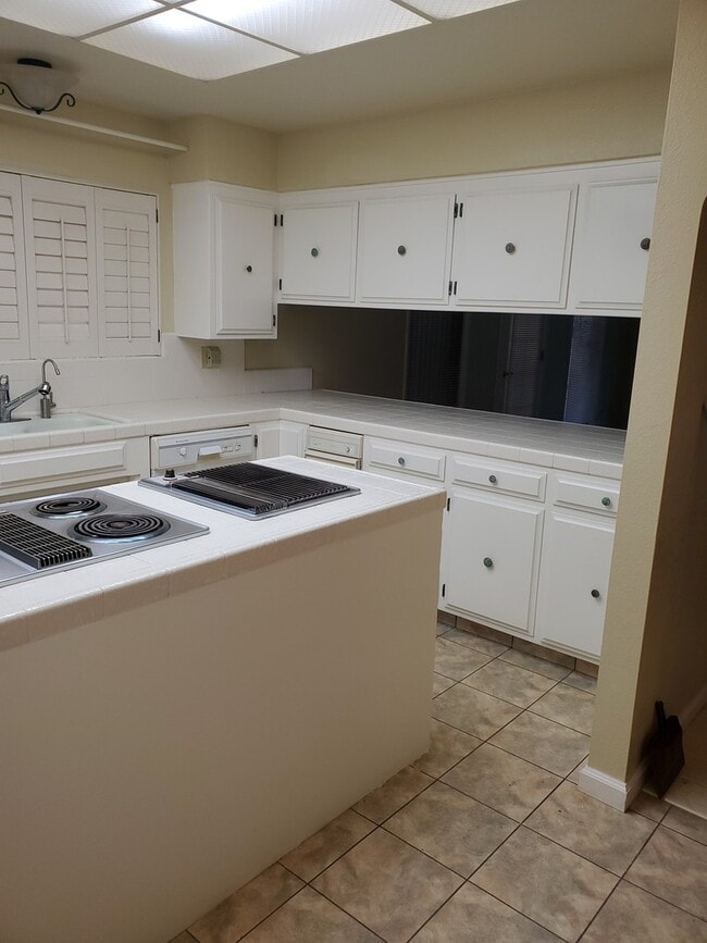 Building Photo - Modesto 3 bedroom 2.5  bathroom off McHenry