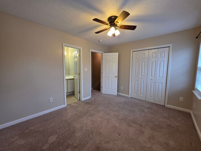 Building Photo - Modern Townhome Living in Jacksonville