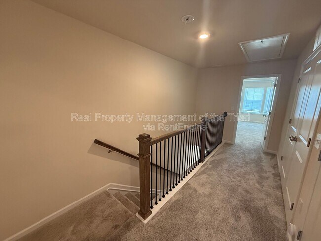 Building Photo - 886 Falls Grove Trl