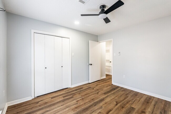 Building Photo - 9000 Woodbine Dr