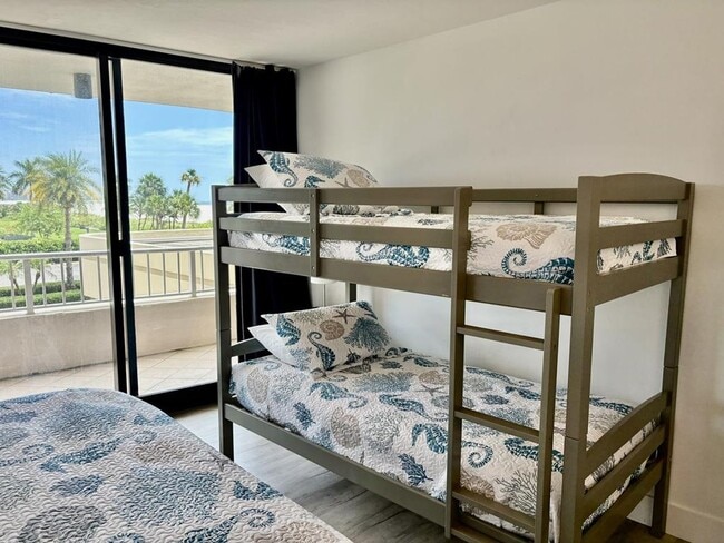Building Photo - 380 Seaview Ct