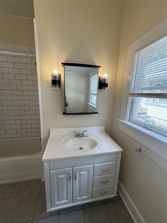Building Photo - Beautifully Renovated 2 bedroom, 1 bath Bungalow | Historic Highland area | $900/Month Rent