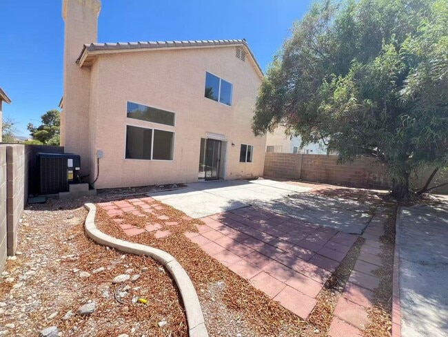Building Photo - Beautiful two-story home