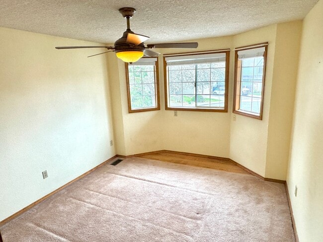 Building Photo - Linwood Neighborhood, Milwaukie Home on Quiet Cul-de-sac, 2 Car Garage, A/C, Huge Fenced Backyard