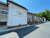 Building Photo - STUDIO APARTMENT LEASING NOW! 1/2 DEPOSIT SPECIAL