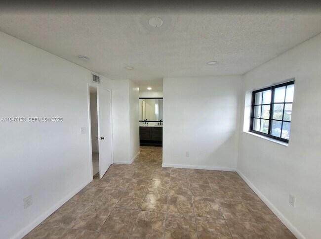 Building Photo - 468 NE 206th Ln