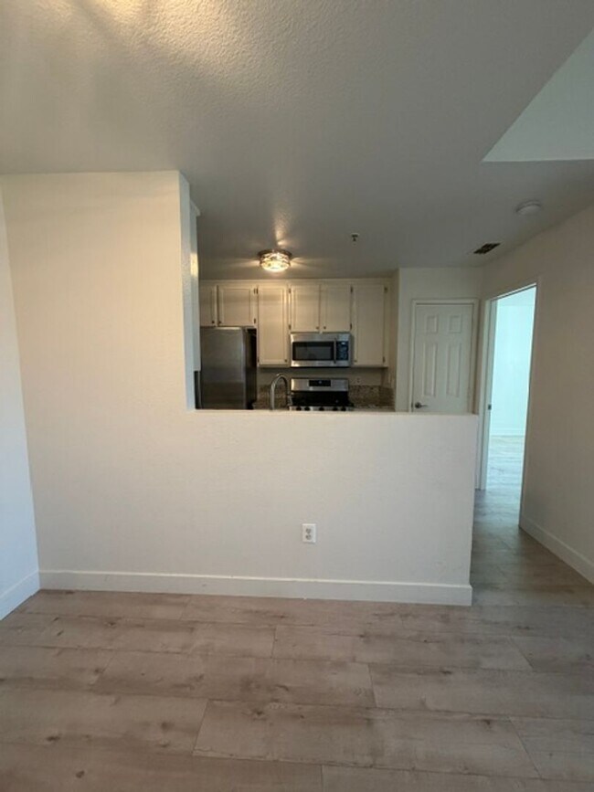 Building Photo - Very Nice 2 Bedroom and 2 Bathroom Apartment $2,425 + $125.00 WSG