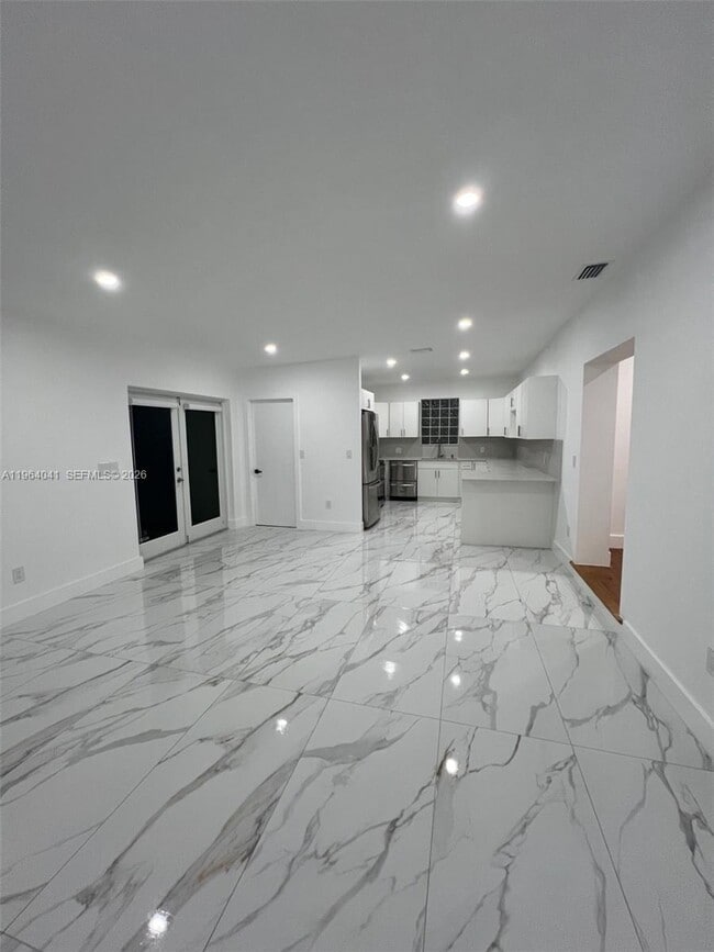 Building Photo - 424 Lavilla Dr