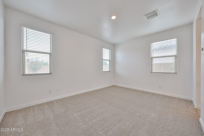 Building Photo - 16828 W Evergreen Rd
