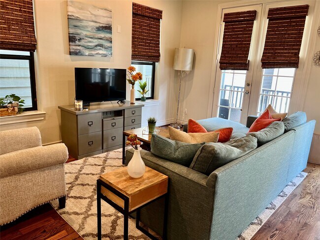 Building Photo - 3255 Maxroy St