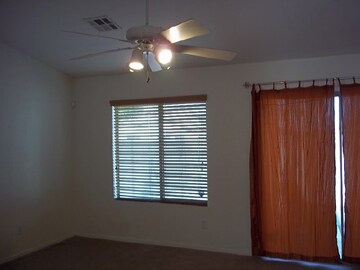 Building Photo - Available Early Dec! 4 BR 2 Bath Home! Cor...