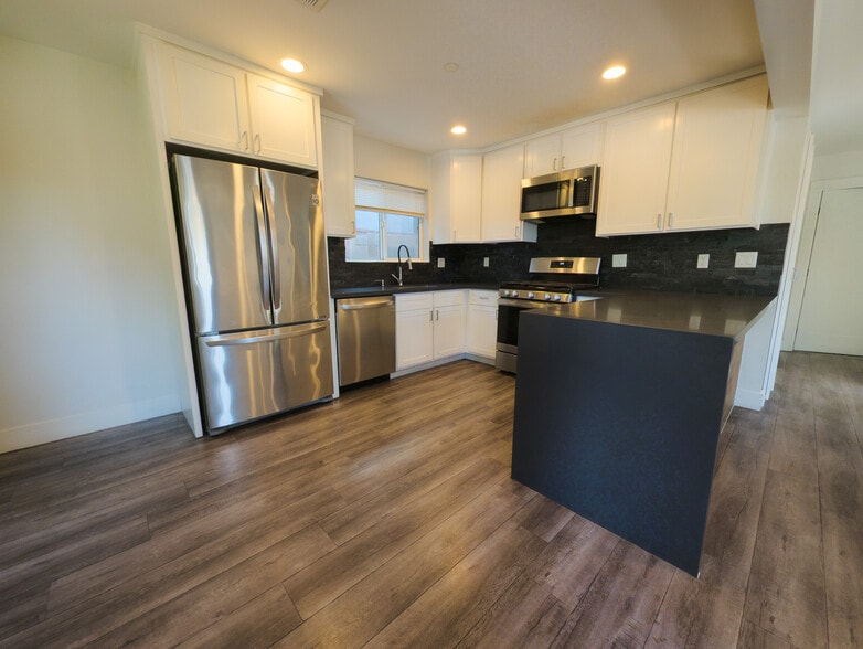 Kitchen - 5640 Craner Ave