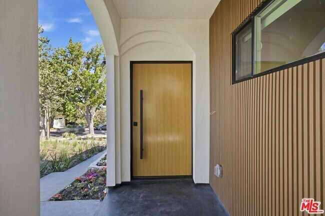 Building Photo - 3926 S Ridgeley Dr