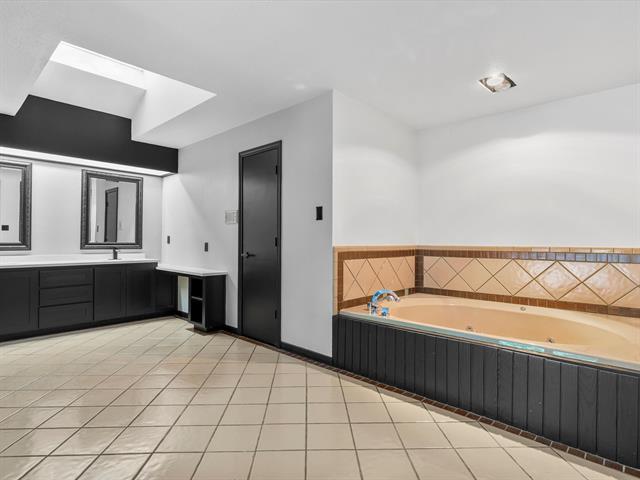 Building Photo - 1004 Overhill Dr