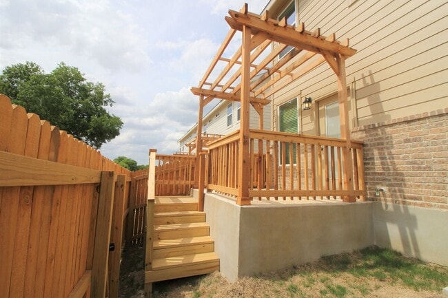 Building Photo - 1 MONTH FREE RENT / Close to HWY for Commu...