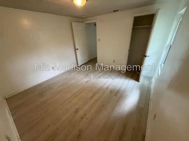 Building Photo - 914 Bowden St