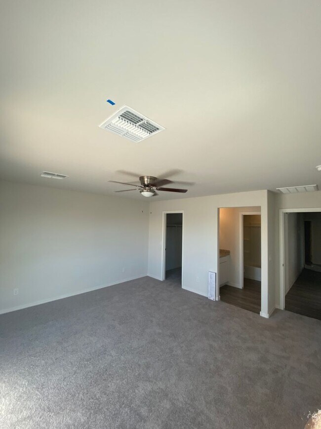 Building Photo - SHORT TERM /FREE RENT CALL FOR DETAILS