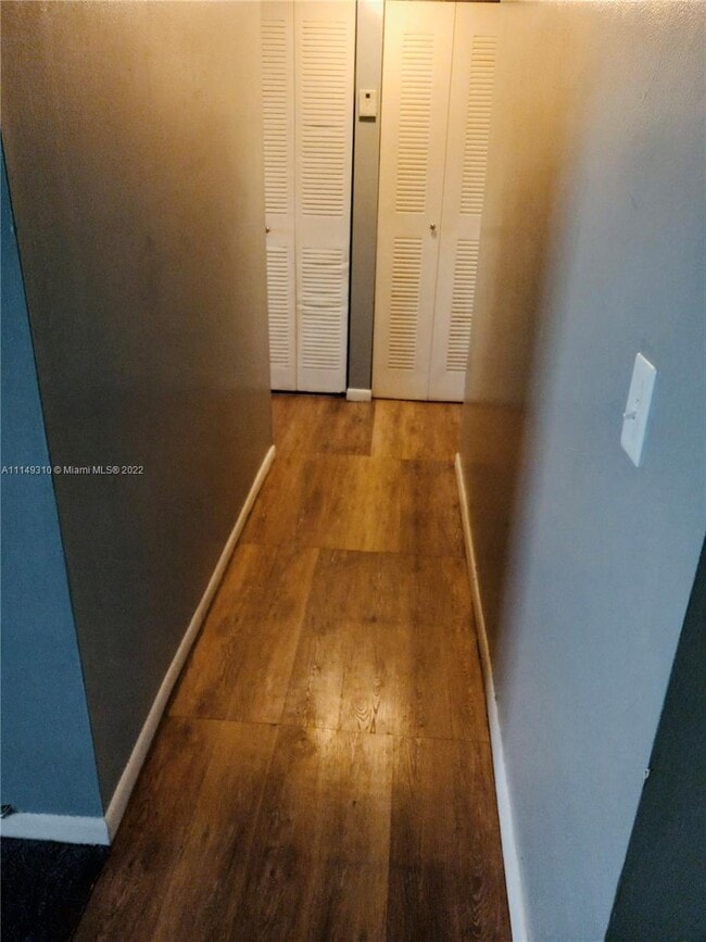 Building Photo - 2820 Somerset Dr