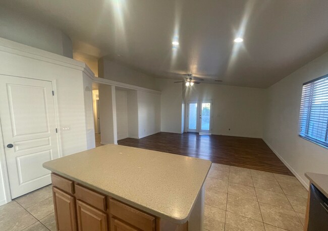 Building Photo - Charming 4 bed 2 bath home in the Ghost Ranch Communtity