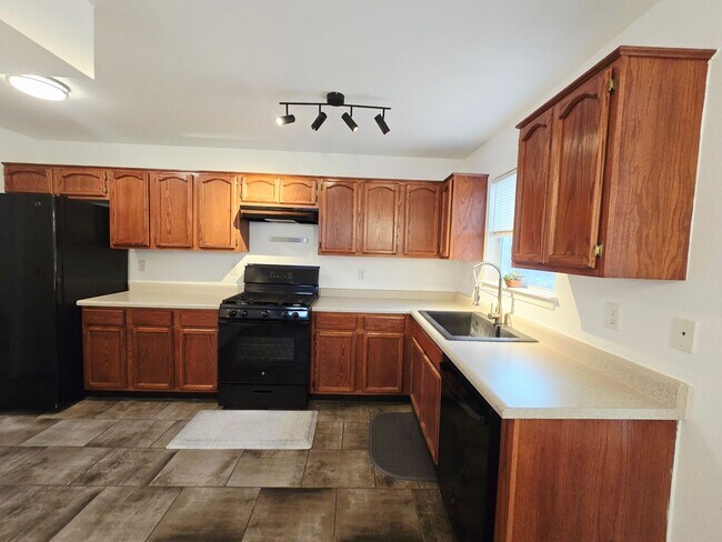 Building Photo - Charming 3 bedroom, 2.5 bath home in West ...