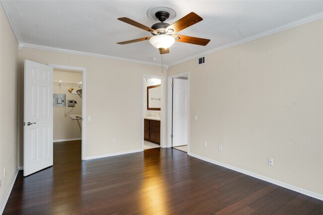 Building Photo - 1860 White Oak Dr