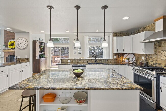 Building Photo - Spacious 6-Bedroom Broadmoor Rental with M...