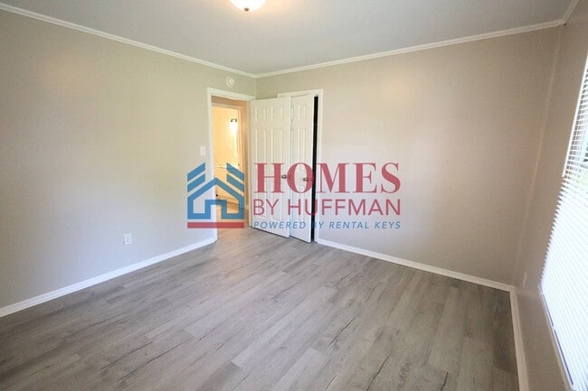 Building Photo - Three Bedroom House  | Attached Garage