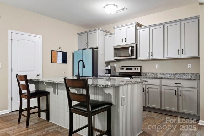 Building Photo - 467 Switch St