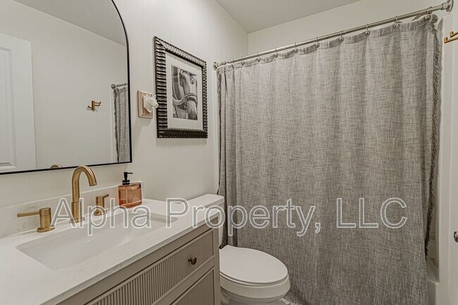 Building Photo - 804 N Weston St