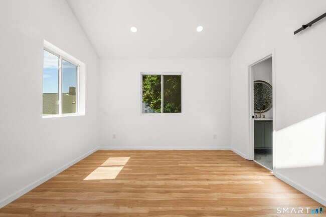 Building Photo - 810 Brewster St