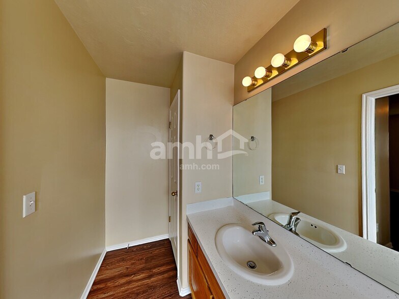 Building Photo - 1401 N 2225 W