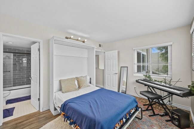 Building Photo - Large townhome in Huntington Beach!