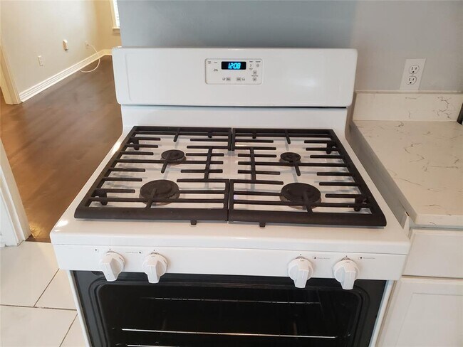 Building Photo - 6202 Gaston Ave