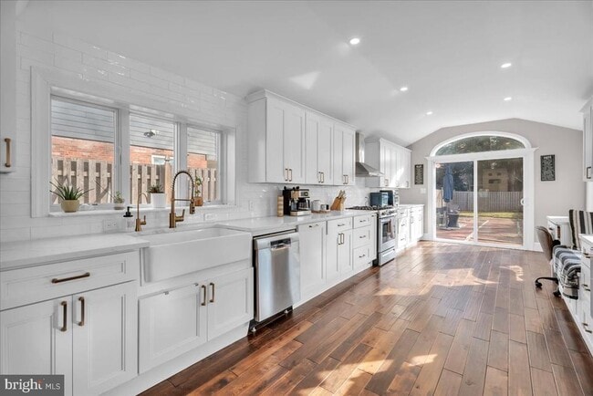 Building Photo - 406 Kings Hwy E