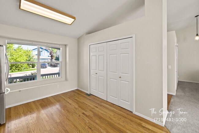 Building Photo - Spacious Ranch-Style 5-Bedroom in The Heig...