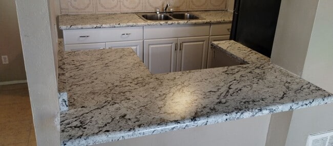 Building Photo - Wonderful Townhome centrally located.  Kit...