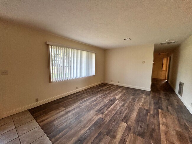 Building Photo - 3 Bedroom, 2.5 Bath House
