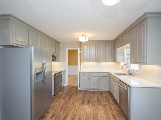 Building Photo - Beautiful Home in Athens City near Buc-ees!