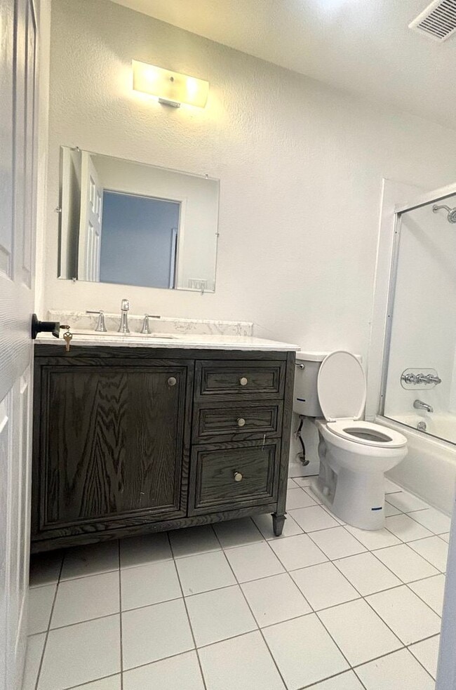 Building Photo - Redwood City Apartments Unit 5
