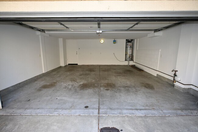 Building Photo - Spectacular Gated 3 Bed + Den, 2.5 Bath Townhouse in Newport Beach.