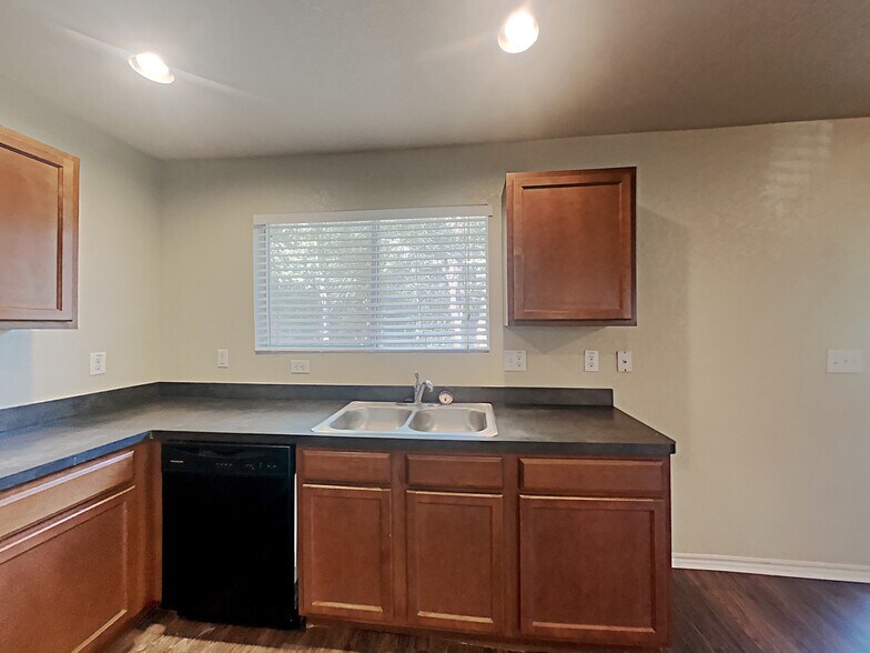 Building Photo - 7215 Geranium Path