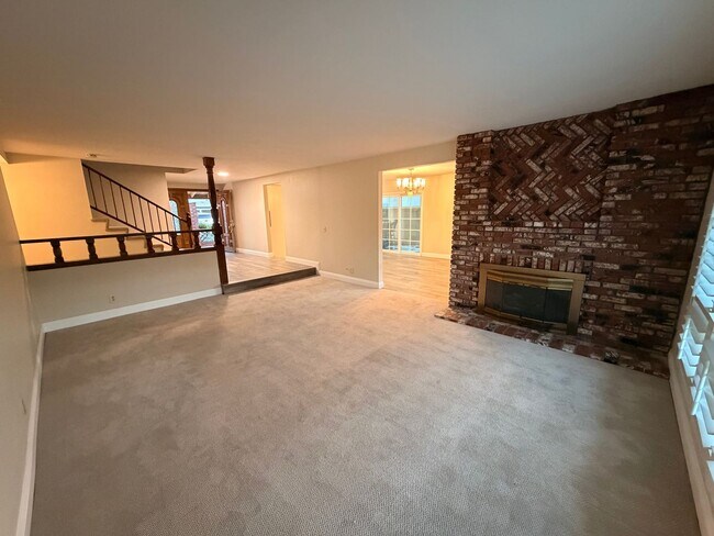 Building Photo - Beautiful 4 Bedroom 3 Bathroom La Palma House For Rent!