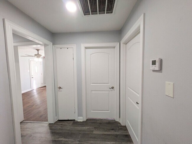Building Photo - 5150 Parkview Dr