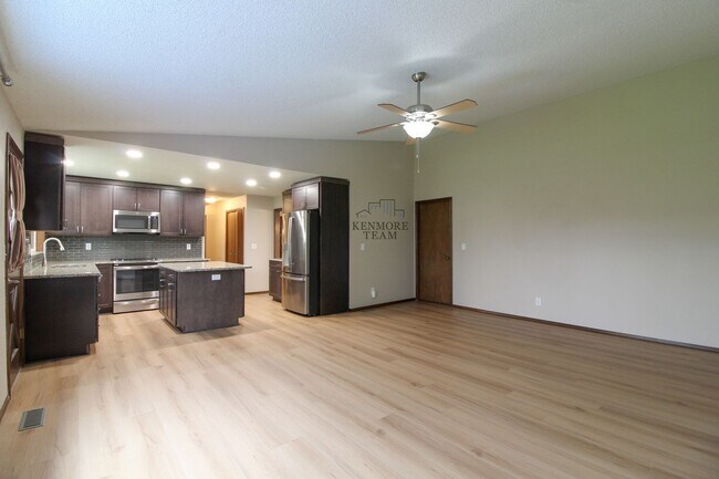 Building Photo - 3 Bed/2.5 Bath House in Pasco Near the River!