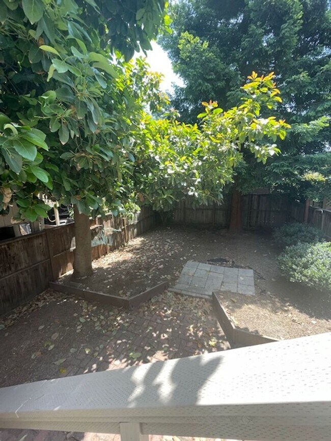 Building Photo - 1/2 Off First Month's Rent, 3Bdrm, 1Bath