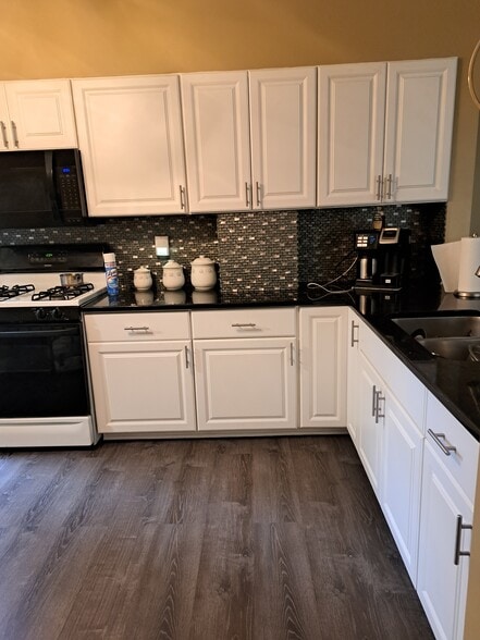 Building Photo - 23716 Davenport Ave