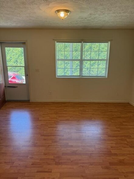 Building Photo - 423 River Park Dr