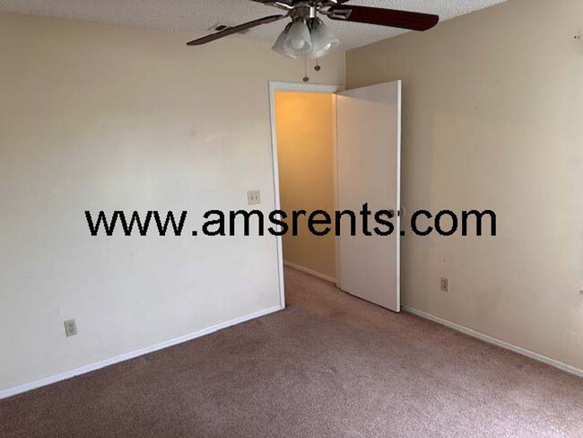 Building Photo - 3 bedroom Townhouse in Orlando