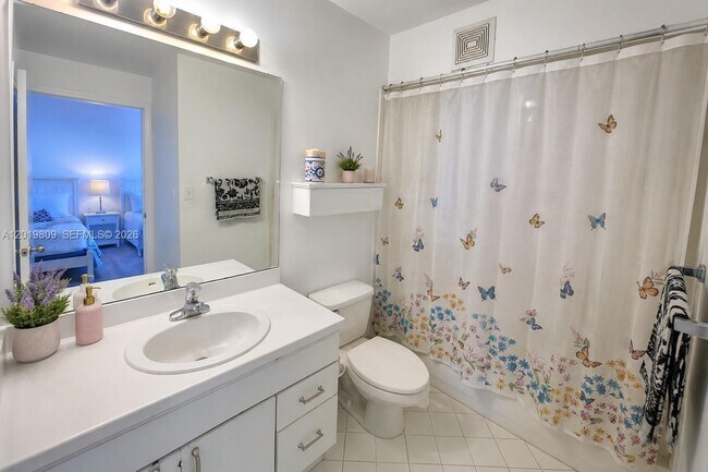 Building Photo - 2078 Madeira Dr